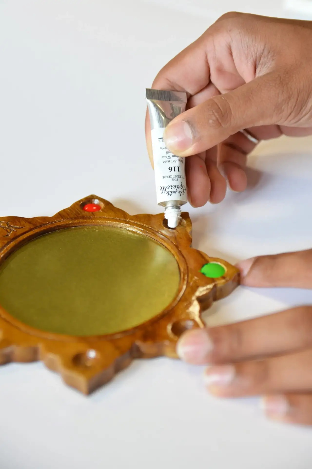 Palette Mandala ronde aquarelle en teck et laiton – (édition limitée)